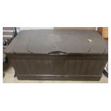 (K) suncast plastic outdoor storage container