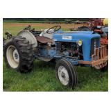 Vtg. Ford 2000 select speed 4 cly tractor