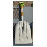 Shovels Ames Poly scoop bidding on 1x3