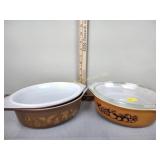 Pyrex baking dishes with lids (2)