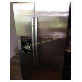 Amana side by side refrigerator, like new, with