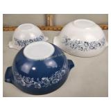 Pyrex mixing bowls (3)