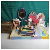 Rooster heart sign, decorative pedestal, laundry