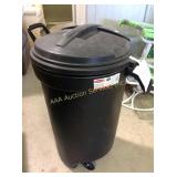 Rubbermaid 32 gallon trash can