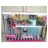 Barbie: Kitchen and doll kitchen gift set