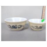 Pyrex mixing bowls (2)