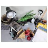 Two brass planters, misc sm table lamps, sm