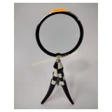 Footed magnifying glass