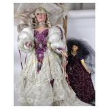 Dolls, with stand, all in white dress measures