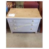 Three-drawer small chest of drawers (top isn