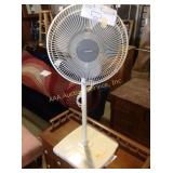 Oscillating pedestal fan, works