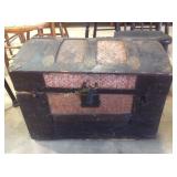 Vintage trunk, lid is unattached 17x 26x14"