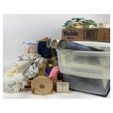 Plastic storage drawers, knife rest, assorted