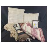 Blankets sheet and pillows, very clean