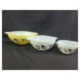Vintage pyrex bowls