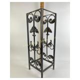 Metal "fleur de lis" plant stand