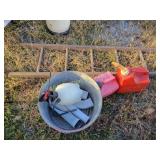 Wash tub, 4L pump sprayer, Gott 2.5 gal gas can,