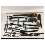 Rigid high cutter tool. Alligator wrench.