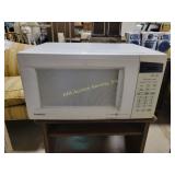GoldStar microwave oven with turntable