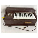 Magnus electric cord organ, works, powers on