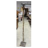 Pineapple Top Metal Floor Lamp