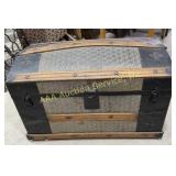 Camel Back Trunk : embossed