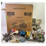 Open box of Dart C53PST1 clear hinged lid