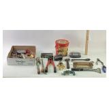 6 in Barnumï¿½s Animals crackers tin bucket with