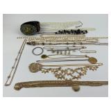 Costume Jewelry: pearl like choker, gold toned