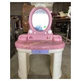 Barbie Vanity Table and Mirror with Accessories De