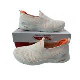 New Sketchers womens size 8.5 arch fit.