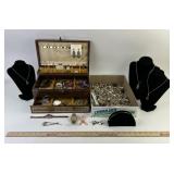 Costume Jewelry: Mother of pearl necklace, Gold