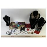 Costume Jewelry: 18k GP Pearl Like Necklace, pearl