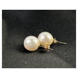 14k gold & pearl earrings. Total weight 3.25