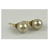 14k gold & pearl earrings. Total weight 1.49