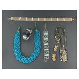 Costume Jewelry: Green Stone bracelet, Gold tone