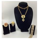 Costume Jewelry: Trifari Gold tone pearl like