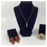 Costume Jewelry: Trifari Gold toned pearl like pin