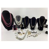 Costume Jewelry: Napier gold tone necklace, made