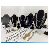 Costume Jewelry: Trifari gold tone chain,