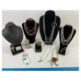 Costume Jewelry: pearl like necklace with
