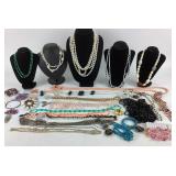 Costume Jewelry: Pearl like necklace, beaded