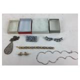 Costume Jewelry: Gold tone blue caboshon and pearl