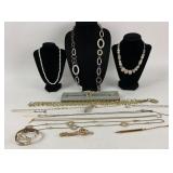 Costume Jewelry: Chaps pearl like necklace,