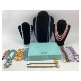 Costume Jewelry: Pink pearl like neckace, rose