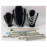 Costume Jewelry: Charel peach pearl like necklace