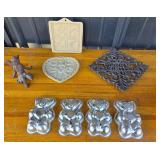 Pampered Chef Molds, Cast Iron Decor, Bear Pans