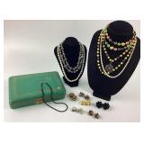 Costume Jewelry: Pearl like necklace, black bead