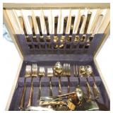 Set of ftlatware with gold finish Set of ftlatware with gold finish