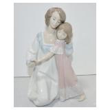 Lladro figure of mother with daughter, 8'